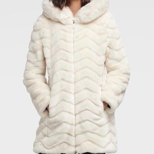 Stunning off-white winter faux fur coat from DKNY (size XS)